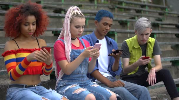 Vrouw tiener tonen vrienden sociaal netwerk foto, verwend millennial generatie — Stockvideo