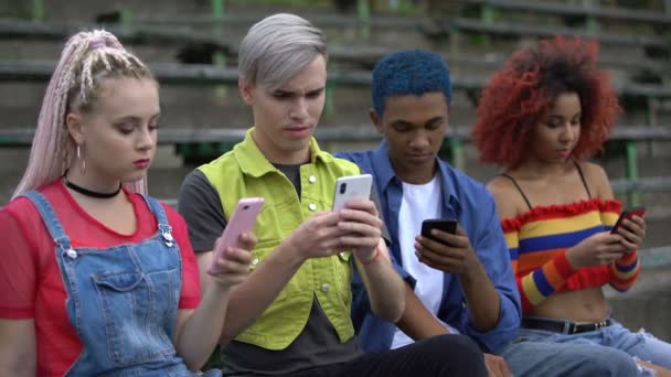 Adolescentes viciados olhando amigo smartphone, cibergeração conexão on-line — Vídeo de Stock