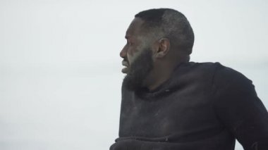 Erkek kazazede doğal afetten sonra ağlıyor, yardım arıyor, umutsuz.