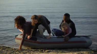 Filikadan inen melez insanlar, mülteci ailesi gemi enkazından kurtuldu.