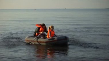 Hayatta anne ve çocuk kayıkla kıyıya giderken yelek giyer mülteciler gemi enkazından kurtulur.