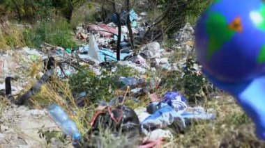 Eldivenle Dünya 'yı tutarken arka planda çapraz işaret var.