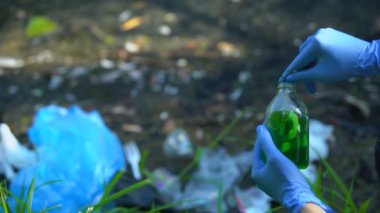 Su örneğinde ağır metal seviyesini ölçen bir ekoloji uzmanı.