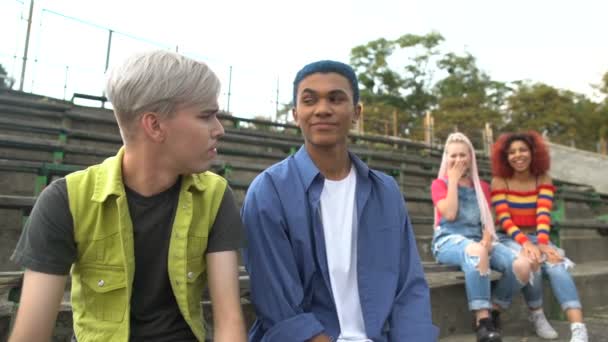 大学生モック男性クラスメートとともに色の髪,十代のいじめ — ストック動画