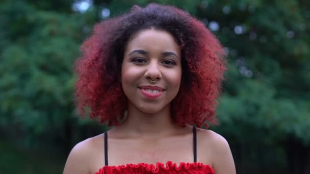 Приваблива афроамериканська жінка-підліток усміхнений фотоапарат, молодіжна краса, здоров'я — стокове відео