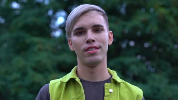 Nowoczesny mężczyzna nastolatek patrząc aparat na zewnątrz, miejskie młode pokolenie, kultura młodzieży — Wideo stockowe