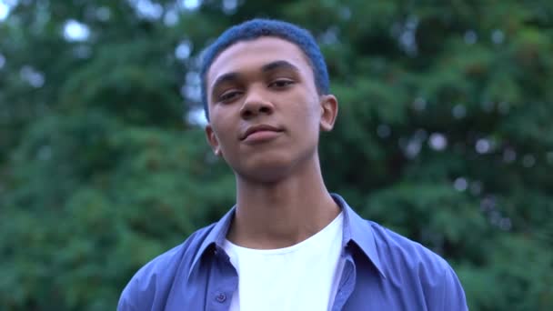 Estudiante masculino de pelo azul mirando cámara, libertad de expresión, tendencia urbana — Vídeo de stock