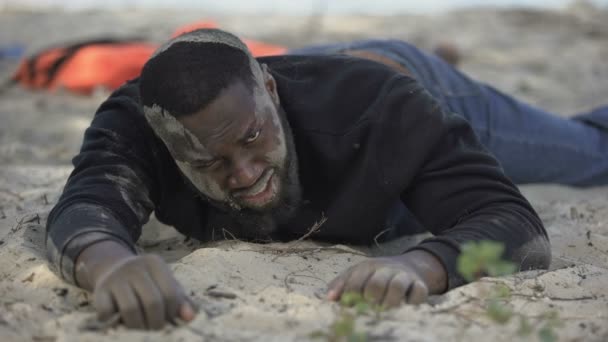 Отчаянный афро-американец плачет на берегу, жертва аварии, стихийного бедствия — стоковое видео