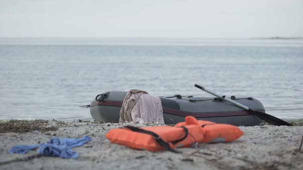 Bateau abandonné, gilet de sauvetage et vêtements sur la plage, statistiques sur les blessures à la baignade — Video