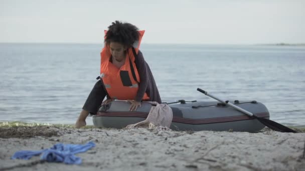 Adolescent Biracial en gilet de sauvetage sortir du bateau, survécu à une inondation, une catastrophe — Video