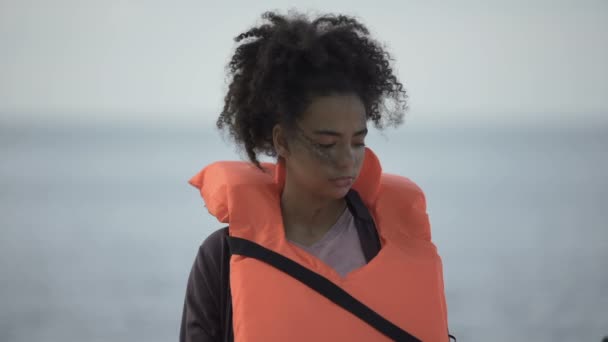 Adolescente tomando chaleco salvavidas de padre perdido en huracán, víctima de desastre — Vídeos de Stock