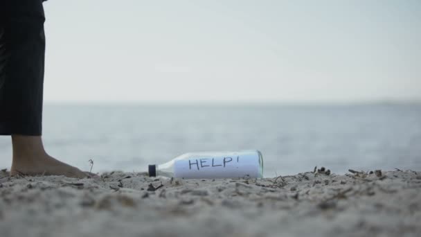 Mujer encuentra mensaje Ayuda en botella, oportunidad de salvar sobrevivientes, encontrar personas perdidas — Vídeos de Stock