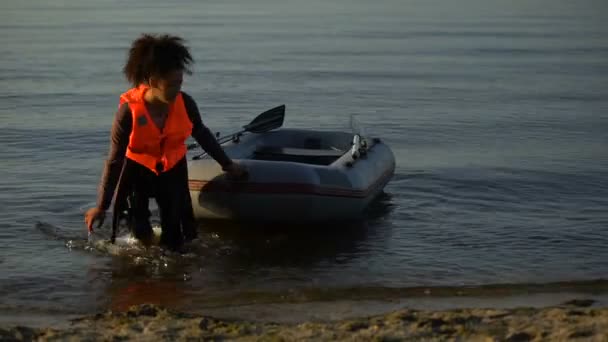 Tiener meisje trekken boot, vallen op de kust, vluchteling overleefde schipbreuk — Stockvideo