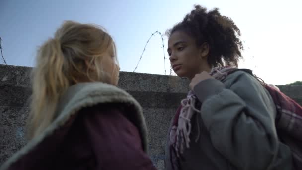 Adolescentes niñas refugiadas de pie con bolsa, planeando escapar del país en guerra — Vídeo de stock