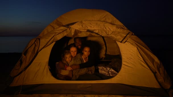 Familia de refugiados en apuros que se esconden en el campamento en la costa, migración ilegal — Vídeos de Stock