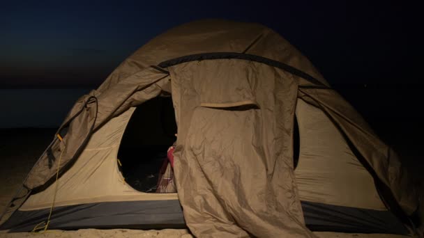 Fagyott nő ül a sátorban, rossz szállás a menekülttáborban, egészségtelen — Stock videók