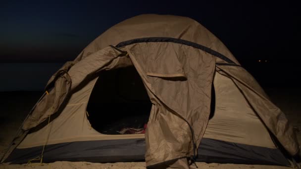 Bang vluchteling op de vlucht voor kustwacht licht, verschuilen in tent, illegale migratie — Stockvideo