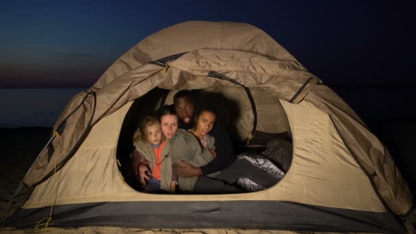 Família mista de refugiados escondida na tenda do serviço de fronteira de migração em terra — Vídeo de Stock