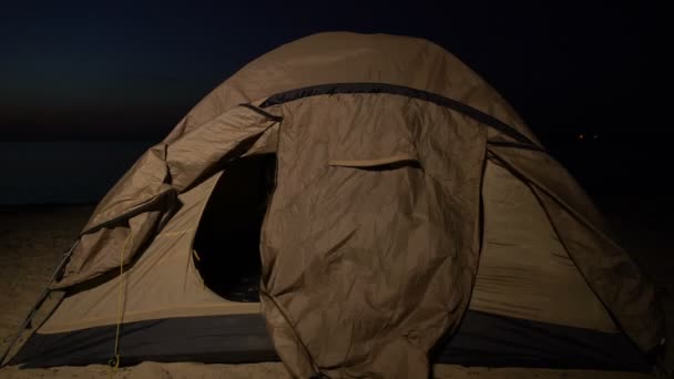 Миграционная пограничная служба освещает лагерь беженцев, женщина сбегает с сумкой — стоковое видео