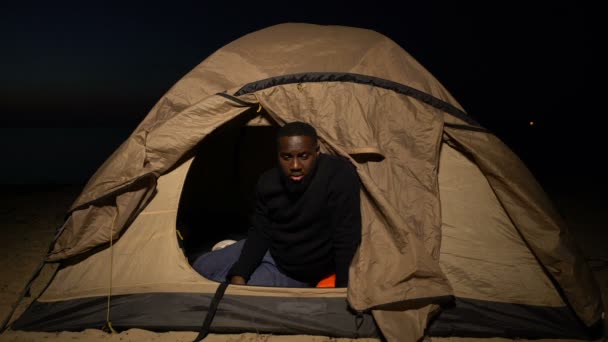 Hasta mülteci çadırda oturuyor, kendini iyi hissetmiyor, mülteci kampında kötü durumda. — Stok video