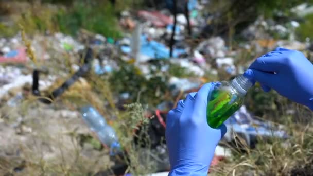 Ecologista midiendo muestra de agua de área contaminada con tira de prueba de metales pesados — Vídeo de stock