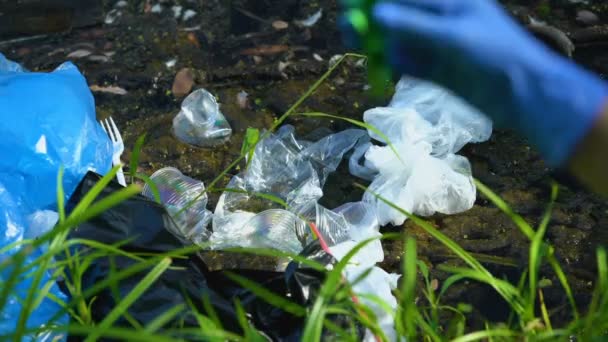 Tubo de sujeción de mano en guante con líquido peligroso del área contaminada, investigación — Vídeos de Stock