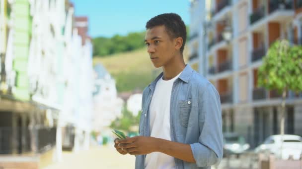 Gioioso afro-americano teen maschio contando euro, felice di andare a fare shopping, reddito — Video Stock