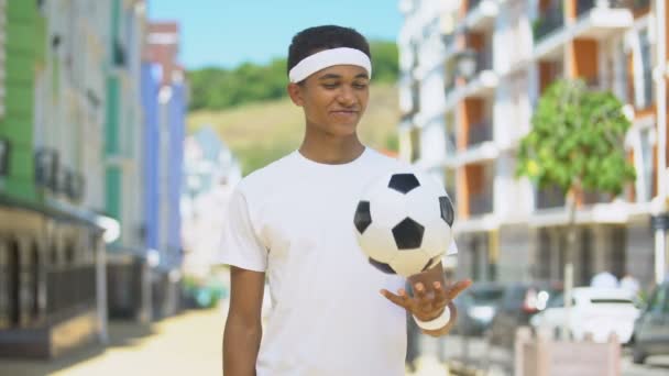 快乐的混合型青少年运动员，带着球的微笑、灵感和爱好 — 图库视频影像