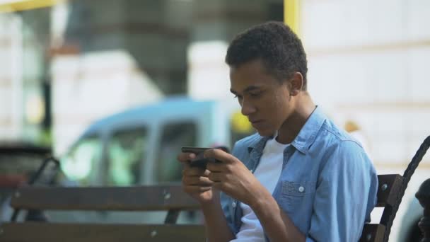 Adolescente emocional enloqueciendo después de perder juego de teléfonos inteligentes en línea, adicción — Vídeo de stock