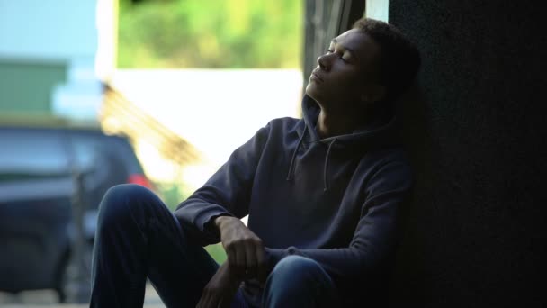 Adolescente trastornado sentado en la oscuridad pensando en conflicto de relación, familia — Vídeos de Stock