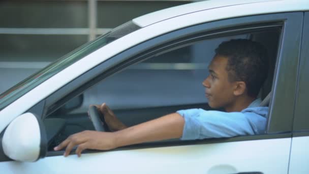 Nervous teenager stuck in traffic jam, looking at window screaming to drivers — Stock Video