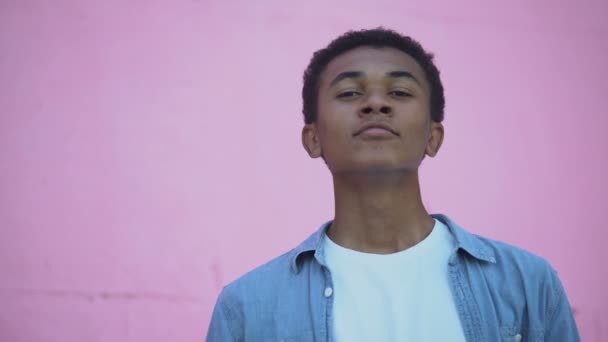 Confiado adolescente afroamericano sonriendo a la cámara ajustando el cabello, la pubertad — Vídeo de stock