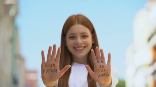 Nosso futuro em nossas mãos escrito em palmas de meninas adolescentes, dicas motivacionais — Vídeo de Stock