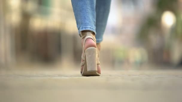 Femme à la mode dans des sandales élégantes en cuir à talons hauts marchant le long de la rue — Video