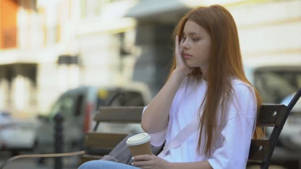 Ragazza stanca di bere caffè fresco sensazione di impennata di forza ed energia, rituale — Video Stock