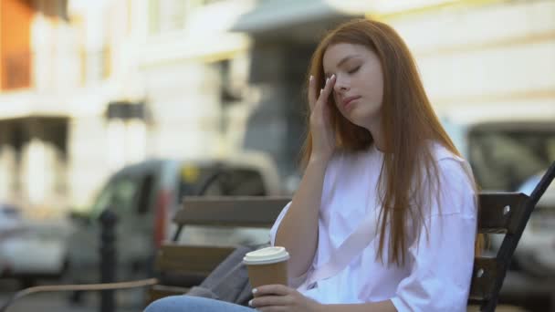 Álmos lány kávét iszik, hogy felébredjen, nincs energiája reggelente, koffein — Stock videók