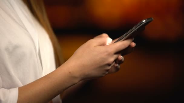 Женщина с помощью смартфона, заказ и оплата такси через специальное приложение — стоковое видео