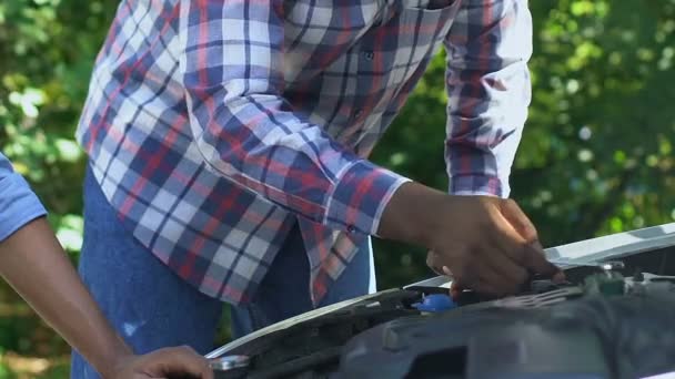 アフリカ系アメリカ人の男性は息子に車を修理する方法を示し、世代接続家族 — ストック動画