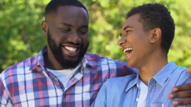 Riendo hombre afro-americano abrazando feliz hijo, generaciones de unión, unión — Vídeo de stock