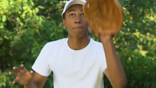 Guapo adolescente jugando béisbol al aire libre, actividad de ocio, hobby — Vídeo de stock
