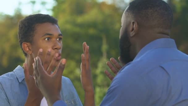 Adolescente afroamericano discutiendo con padre teniendo su propia opinión, edad rebelde — Vídeo de stock