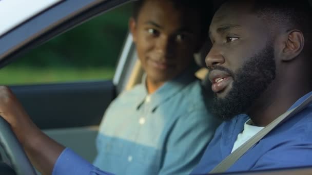 非洲裔美国少年男孩与爸爸争吵，拿钱，离开尴尬的年龄 — 图库视频影像
