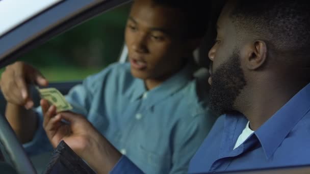 Père afro-américain donnant de l'argent de poche adolescent reconnaissant fils, relations de confiance — Video