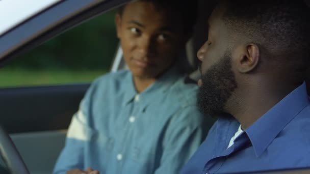 Czarny nastolatek prosząc ojca o pieniądze niezadowolony z niewielkiej ilości, niezręczny wiek — Wideo stockowe