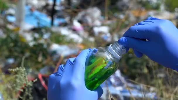 Mão em luvas de proteção que medem o nível de acidez líquida em aterro, poluição — Vídeo de Stock