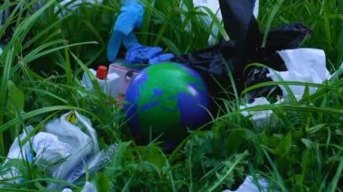 Dünya küresi plastik çöp yığınının üzerine düşüyor, küresel kirlilik tehlikesi