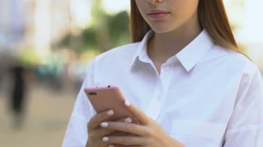 Şaşırmış kadın akıllı telefon mesajı okuyor, satış başvurusu, iyi haber piyangosu-