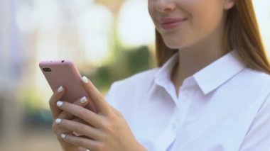 Gülümseyen çekici bir kadın akıllı telefon uygulaması, sosyal ağ ile sohbet ediyor.
