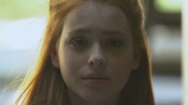 Ağlayan genç kadın kameraya bakıyor, duygusal genç kız, ergenlik üzüntüsü.