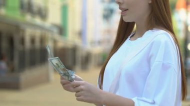 Dolarları elinde tutan kız öğrenci, iş ödemesi, ek iş maaşı